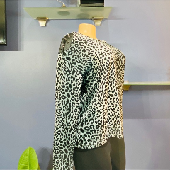 Leopard Print Stud Shoulder Open Back Sweater - Picture 4 of 8